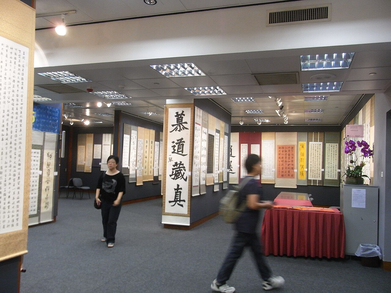 展厅立柱与浅色地面