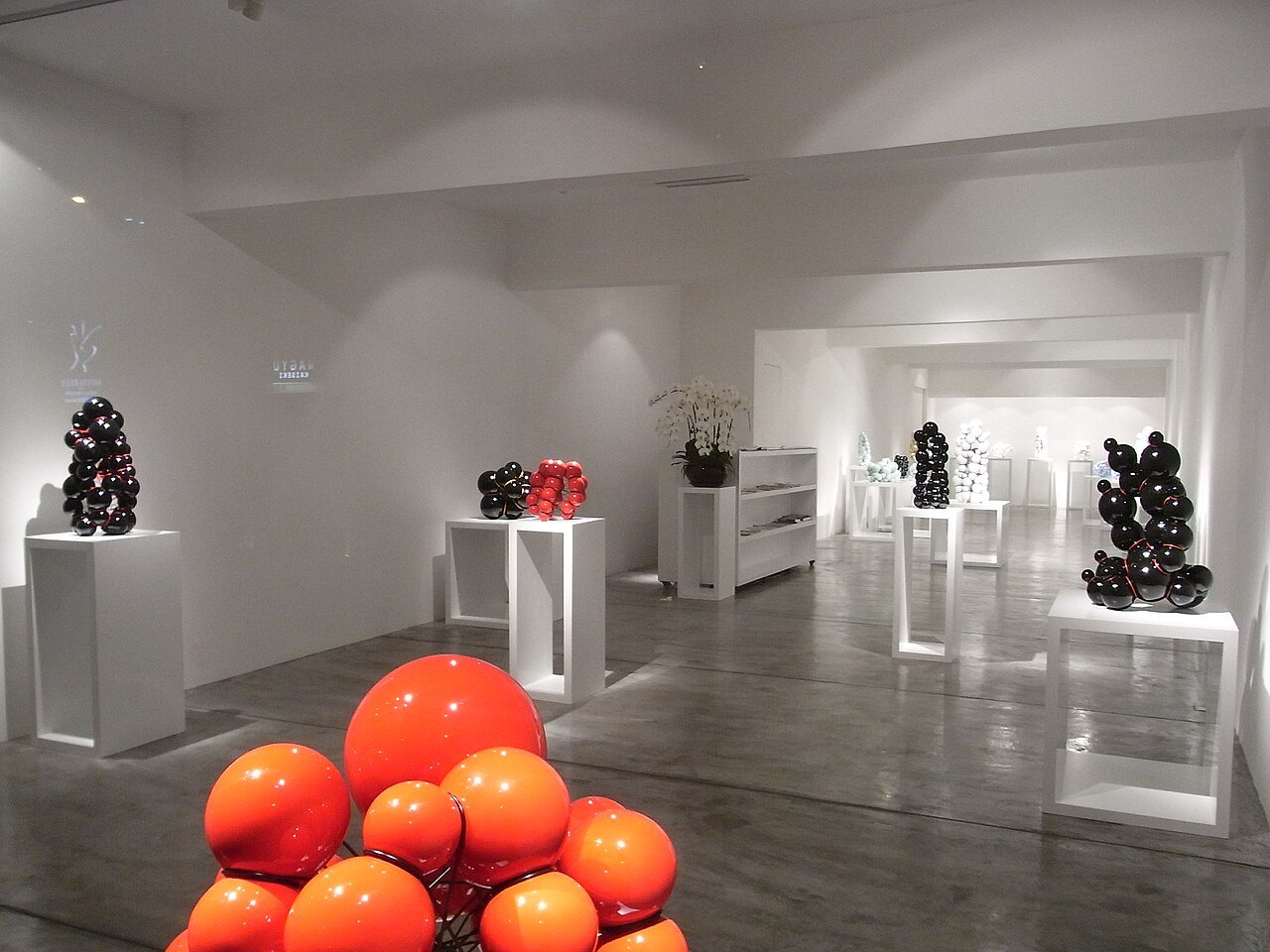 白墙展厅与木地板