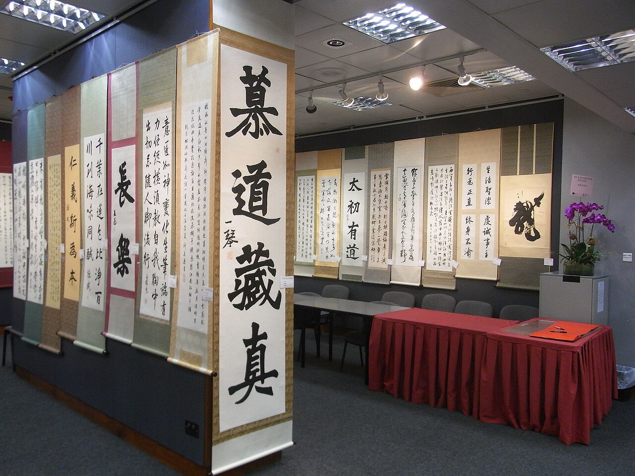 展厅天花与灯轨